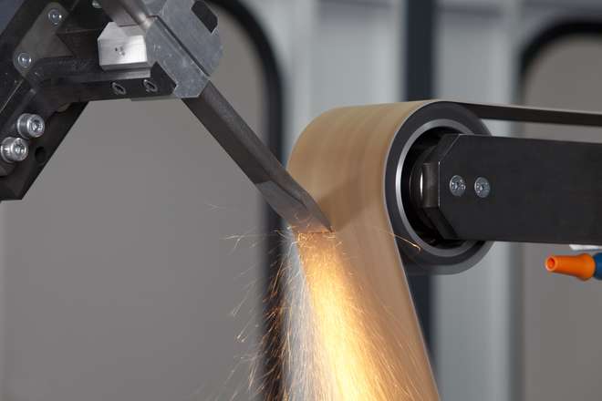 CNC-Maschine von MEPSA zum Schleifen und Entgraten von landwirtschaftlichen Zinken.
