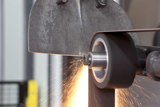Detail des Schleifens von Hacken auf einer CNC-Maschine von MEPSA.