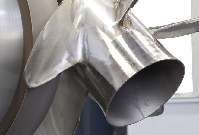 Detailansicht der Schleifscheibe einer CNC-Maschine von MEPSA bei der Bearbeitung eines schwer zugänglichen Bereichs eines Schiffspropellers.