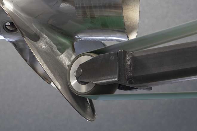 Detailansicht des Schleifens eines schwer zugänglichen Bereichs eines Schiffspropellers mit der Schleifscheibe einer CNC-Maschine von MEPSA.