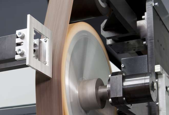 Schleifen und Hochglanzpolieren von Griffen für Küchengeräte mit einer CNC-Maschine von MEPSA.