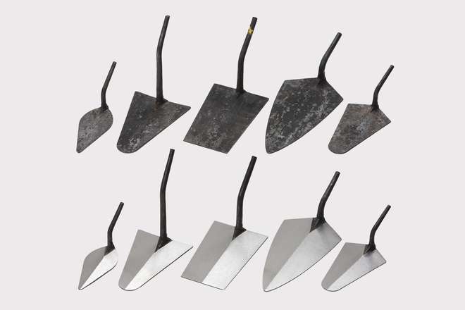 Vorher-Nachher-Vergleich von fünf Metallkellen nach der Bearbeitung mit CNC-Technologie von MEPSA.