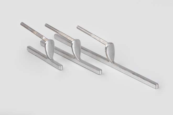 Detail von drei Griffen für Handwerkzeuge mit Schleiffinish mittels CNC-Technologie von MEPSA.