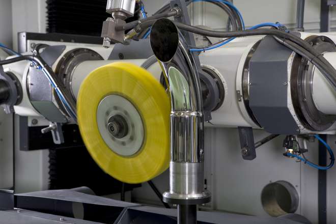 Máquina automática CNC de MEPSA para el pulido de puntas de tubos de escape.