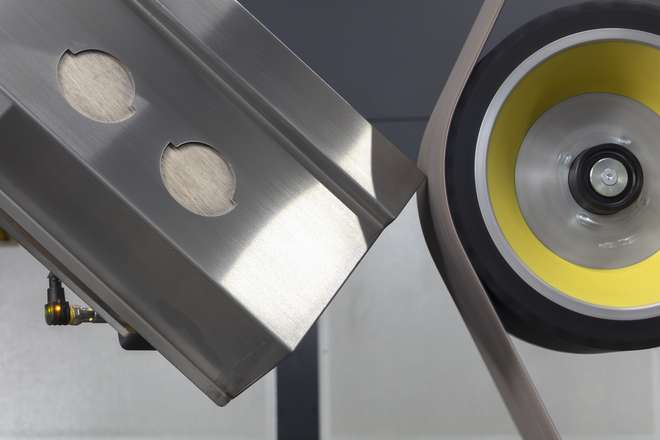 Schleifband einer robotergestützten CNC-Maschine von MEPSA zum Schleifen und Satinieren von Edelstahlteilen für Küchenanwendungen.