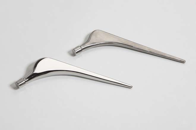 View of two hip prostheses before and after the MEPSA robotic grinding and polishing process