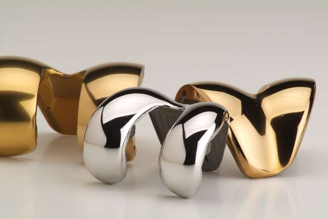 Knee prostheses ground and polished using MEPSA robotic cells