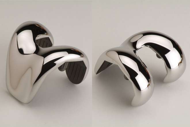Knee prostheses polished from different angles after processing with MEPSA robotic cells