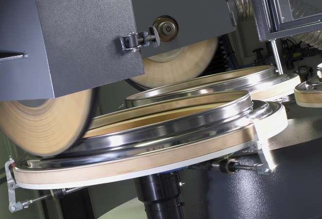 Schleifen und Polieren des Trommelrings einer Waschmaschine mit einer CNC-Maschine von MEPSA.